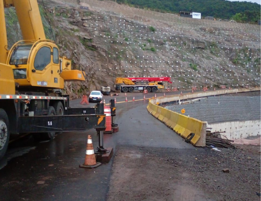 BR-470 opera com tráfego restrito na Serra das Antas nesta terça-feira após problema mecânico em equipamento de obra.