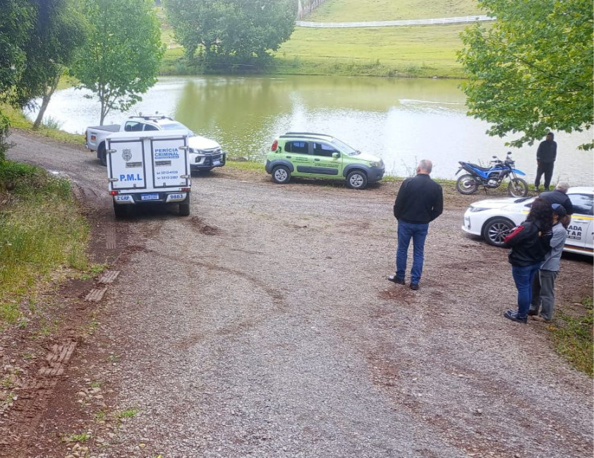 No local, os policiais identificaram a vítima,de 57 anos, que trabalhava na propriedade. Ele foi encontrado caído ao solo, próximo a um trator Agrale 4100.