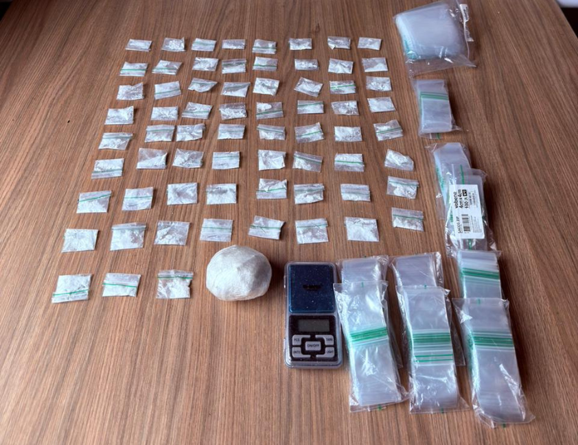 A Brigada Militar prendeu um homem de 35 anos por tráfico de entorpecentes no bairro Licorsul, em Bento Gonçalves, com apreensão de cocaína, balança de precisão e material para comercialização.