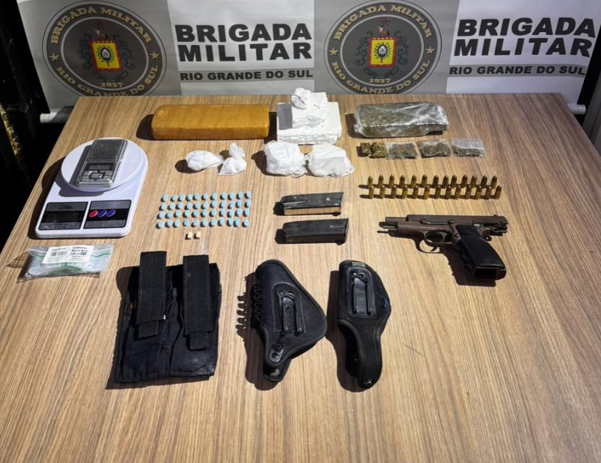 Homem de 27 anos foi preso no bairro Universitário, em Bento Gonçalves, com pistola 9mm, carregadores municiados e grande quantidade de drogas após ação da ROCAM.