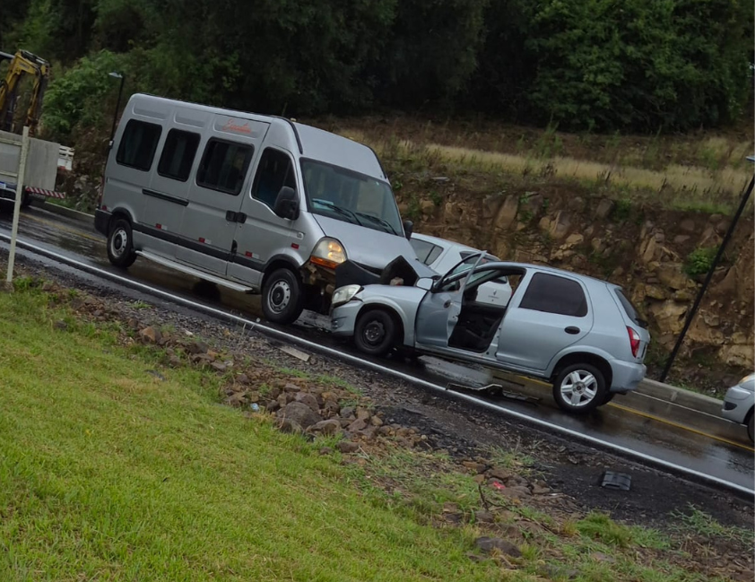 Motoristas que trafegam pela rodovia devem redobrar a atenção devido ao risco de derrapagens, especialmente em função do derramamento de e óleo na pista a após o acidente