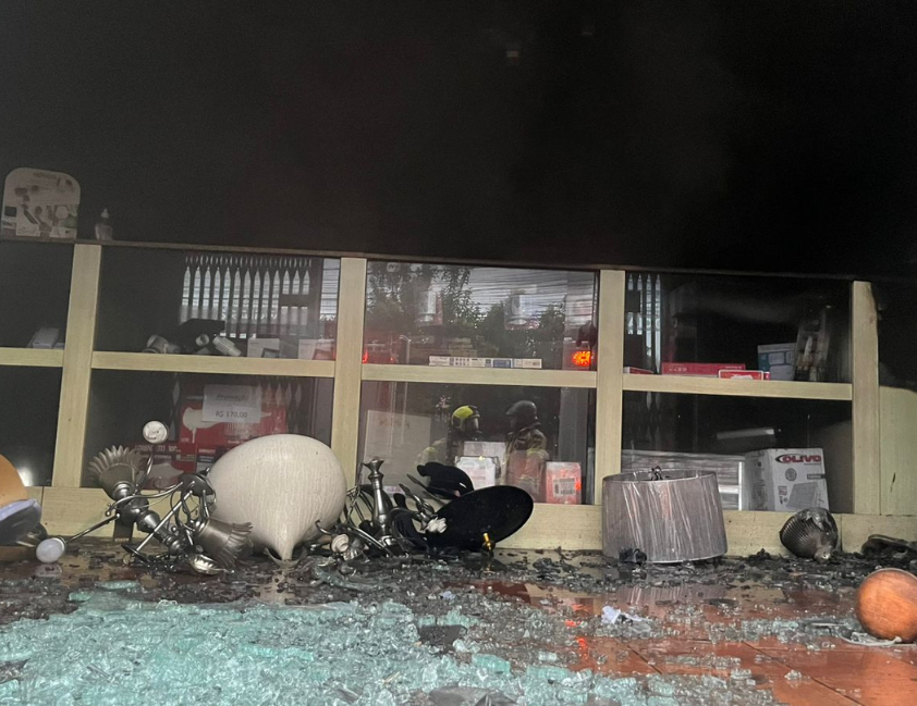 Incêndio atinge loja de materiais elétricos no Centro de Bento Gonçalves