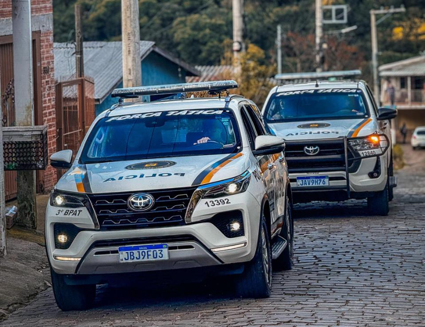 O homicídio ocorreu no bairro Juventude na noite de sábado; suspeito foi localizado cerca de 40 minutos após o fato