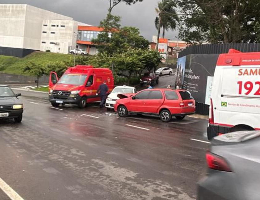olisão frontal deixa feridos no bairro Cidade Alta