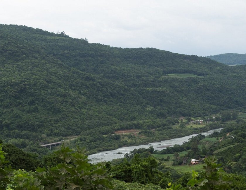 O corpo de um homem, ainda sem identificação, foi encontrado por moradores locais