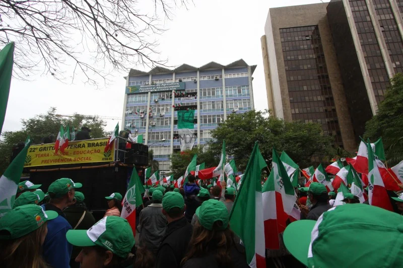Agricultores de várias regiões do Estado se reúnem em Porto Alegre para pressionar o governo por mudanças nas regras de renegociação das dívidas rurais.