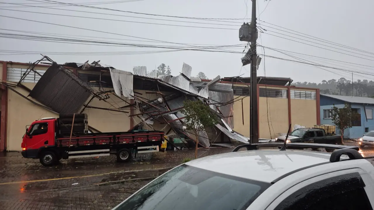 Ciclone gera estragos em Flores da Cunha, Caxias do Sul, Farroupilha e Antônio Prado com danos em vinícolas, estruturas e dezenas de residências