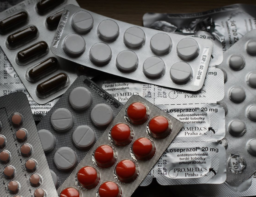 Anvisa determina recolhimento de medicamento por erro de embalagem e proíbe lotes falsificados de remédios para câncer, diabetes e tumores.