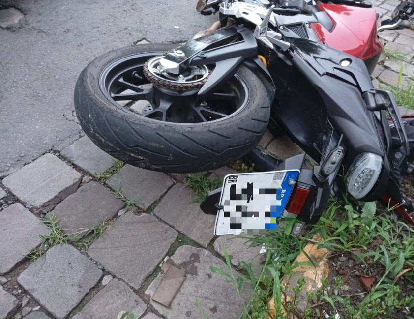 Motociclista sofreu traumatismo cranioencefálico após queda na Rua Lageadense