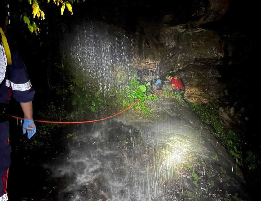 Vítima de 31 anos caiu de uma altura aproximada de oito metros; resgate em cachoeira de difícil acesso mobilizou Corpo de Bombeiros e SAMU