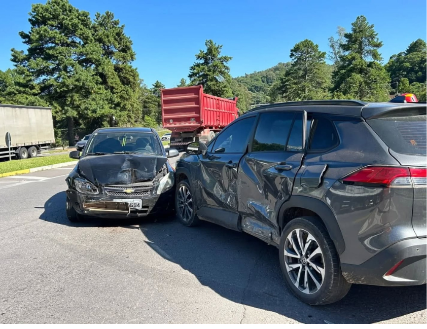 Colisão que deixou ferido um morador de Bento Gonçalves ocorreu entre Celta e Corolla Cross o,no km 228, no trevo do Silo da Cesa
