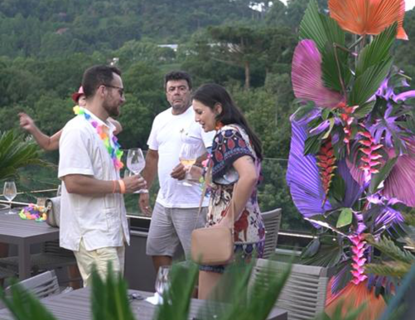 Vindima 2026: vinícola Amitié cria menu exclusivo para a colheita, prepara carnaval e recebe exposição de arte