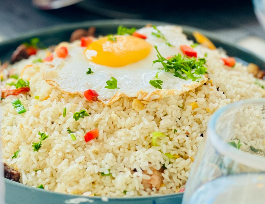 Durante muito tempo, a combinação de arroz com ovo foi percebida apenas como um prato de emergência ou um símbolo de simplicidade na cozinha.