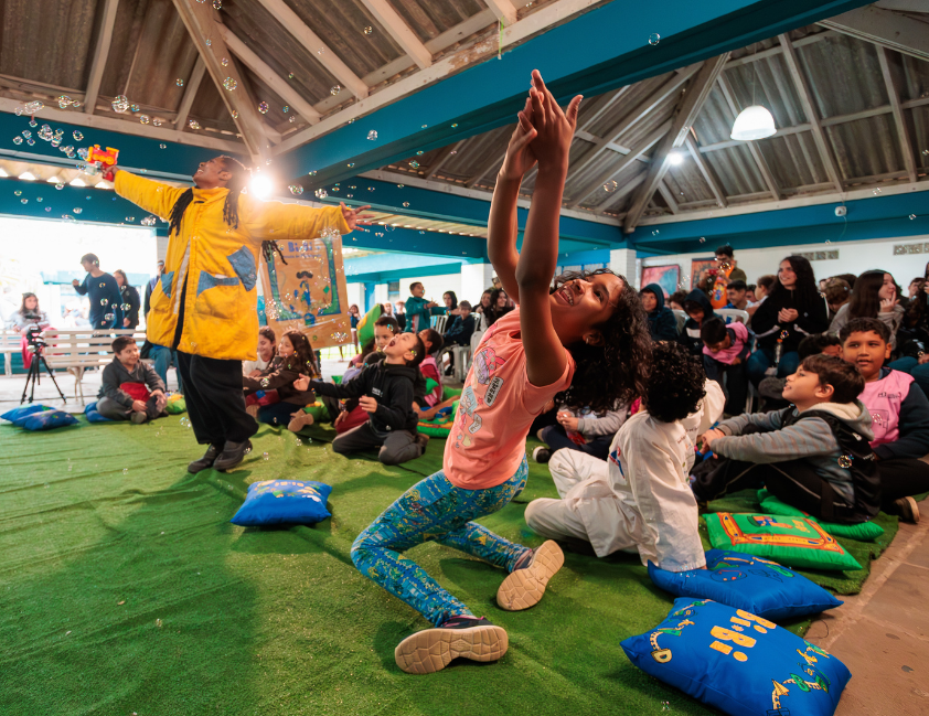 Ação vai atender crianças com dificuldades de alfabetização, melhorar bibliotecas escolares e contratar educadores para atuar diretamente nas escolas.