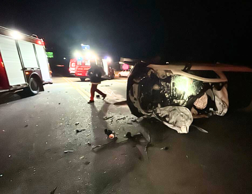 Saveiro tomba após colisão com caminhão que fugiu na BR-470 em Bento Gonçalves