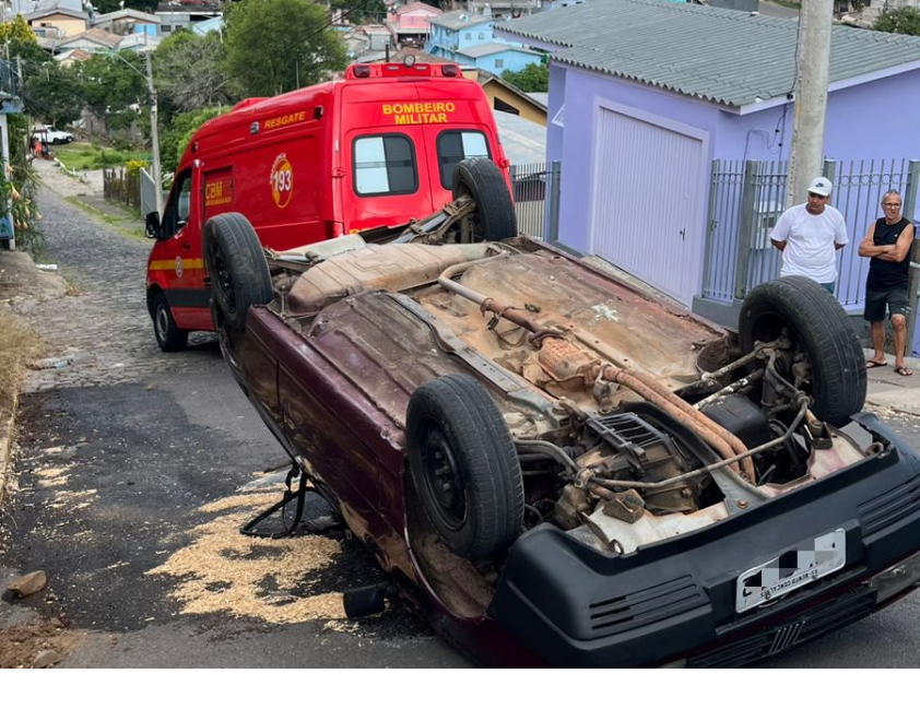 Capotamento de Fiat Uno deixa homem e criança feridos no bairro Conceição, em Bento Gonçalves. Samu e Bombeiros atenderam a ocorrência.