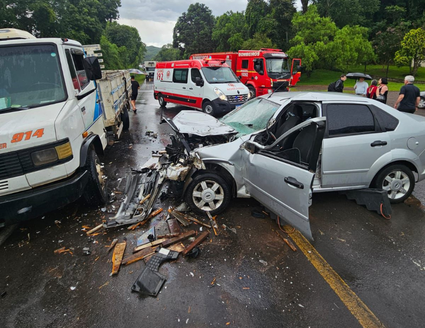 Acidente entre carro e caminhão na RS-444, em Bento Gonçalves, deixa motorista ferido e mobiliza Bombeiros, Samu e Brigada Militar.