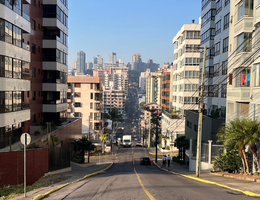 Dados do IBGE mostram o PIB de 2023 dos municípios da Serra Gaúcha, com destaque para Caxias do Sul, Bento Gonçalves e Garibaldi.