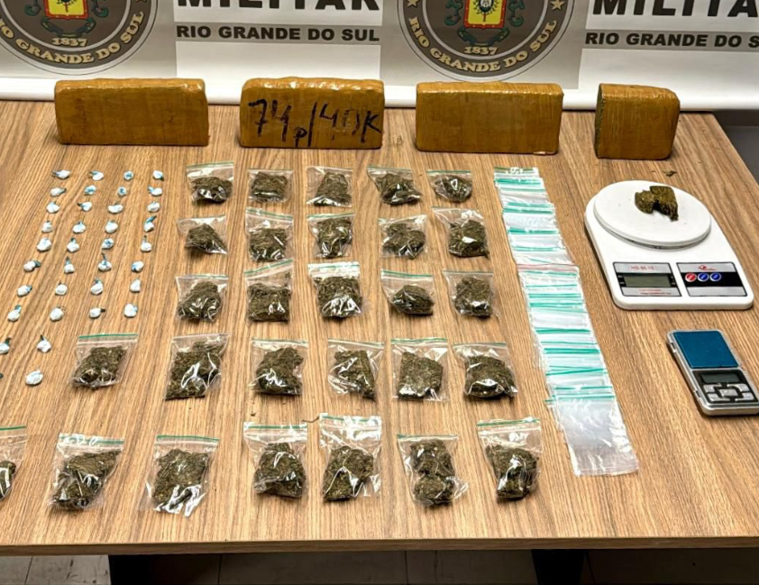 Mulher de 24 anos é presa por tráfico de drogas no bairro São Francisco, em Bento Gonçalves, com maconha, cocaína e balanças.