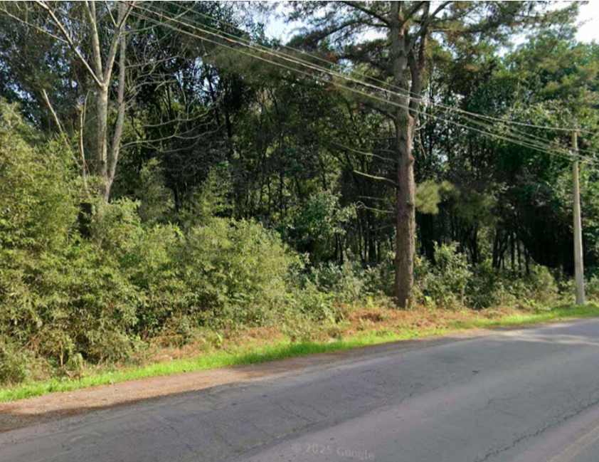 A vítima possuia antecedentes criminais por tráfico de drogas (três vezes), dano, furto e receptação, apresentava uma perfuração nas costas