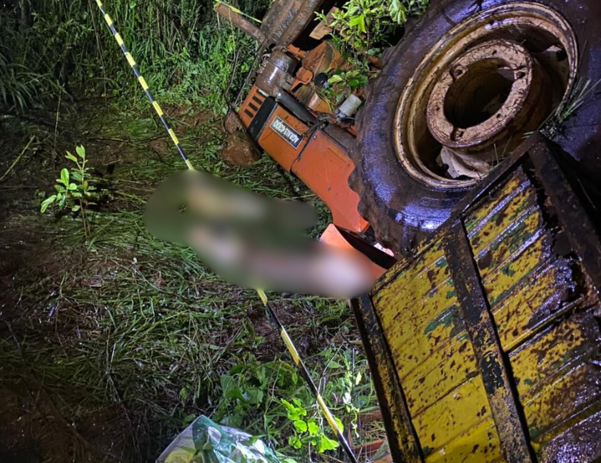 Acidentecom trator ocorreu próximo à ponte sobre o Rio das Antas durante a noite de sábado