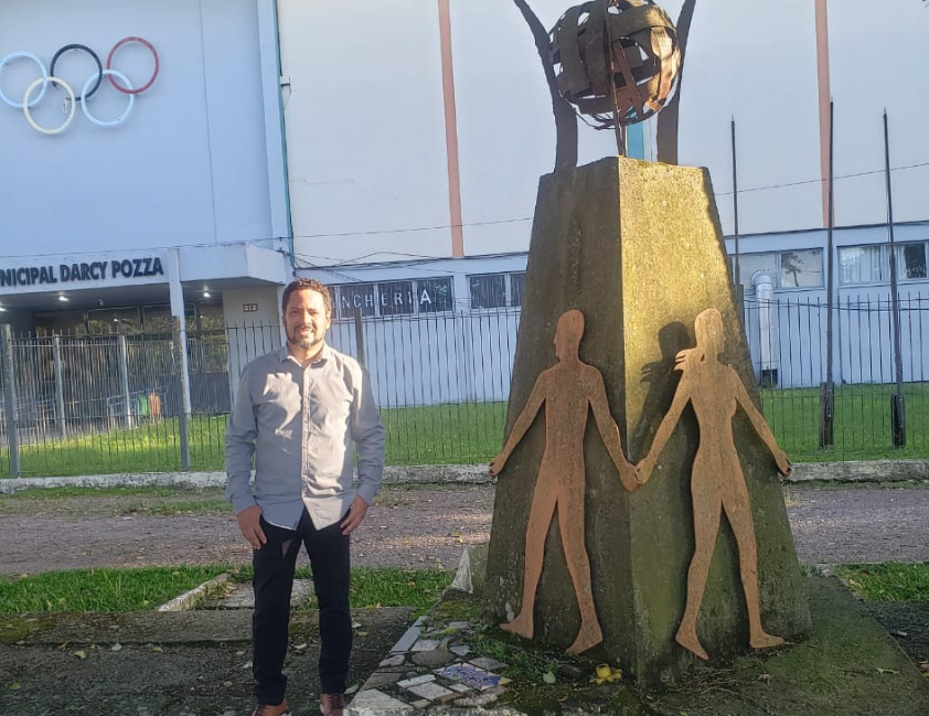 O artista Fábio Prado realiza restauração voluntária de monumento que relembra a passagem do Fórum Social Mundial pela Serra Gaúcha em 2010