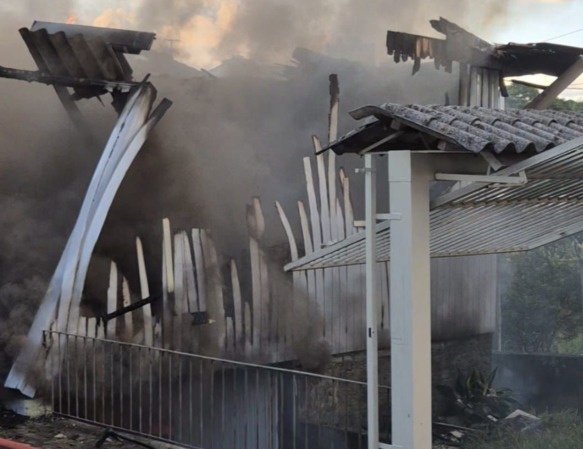 Um incêndio atingiu uma residência na tarde desta terça-feira (13) no bairro Santa Marta, em Bento Gonçalves.