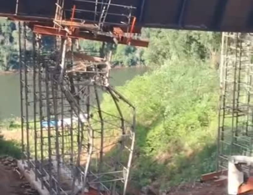 Estrutura cede em viaduto em obras na BR-470 e aumenta risco de desabamento na Serra das Antas