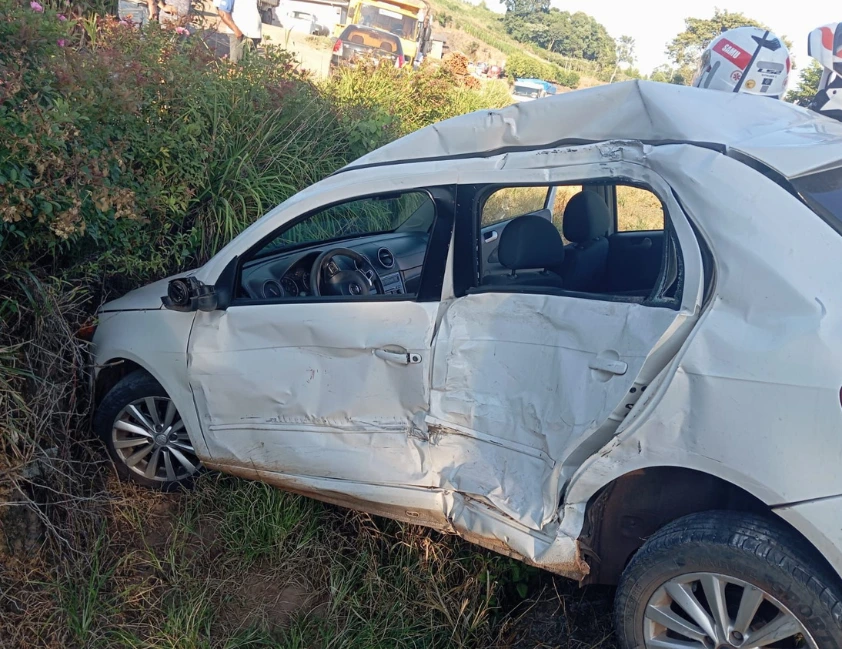 Travamento de portas obriga retirada lateral de motorista após colisão em Faria lemos