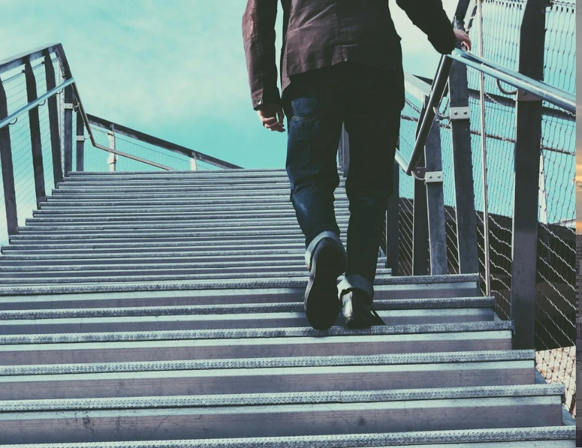 Melhor horário do dia para caminhar: reduz o açúcar no sangue e combate o sedentarismo