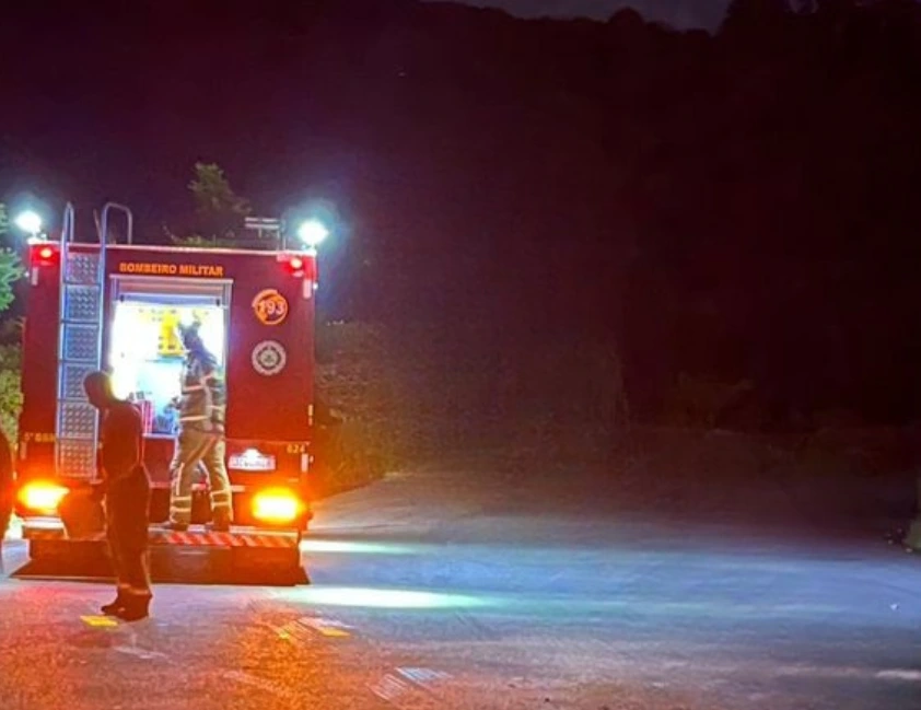 Bombeiros resgataram um homem preso em incêndio em garagem no bairro Progresso, em Bento Gonçalves. Fogo atingiu um veículo e foi controlado pela guarnição.