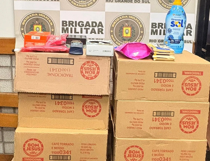 Quatro pessoas foram presas pela Brigada Militar na noite de segunda-feira (data), suspeitas de envolvimento em furtos a supermercados atacadistas nos municípios de Bento Gonçalves e Farroupilha,
