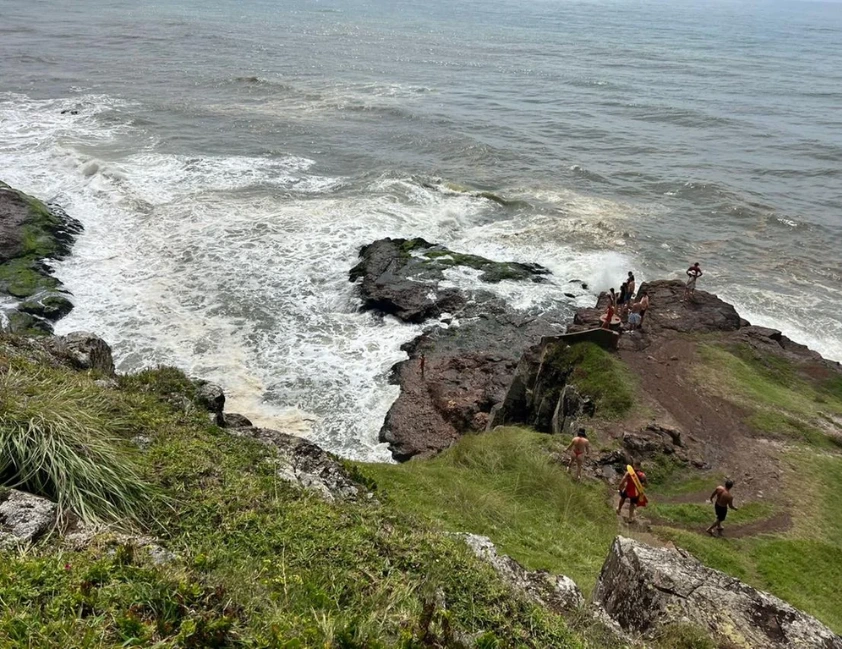 Equipes foram acionadas por volta das 7h deste domingo e realizam buscas por terra, ar e mar no principal ponto de falésias da cidade de Torres