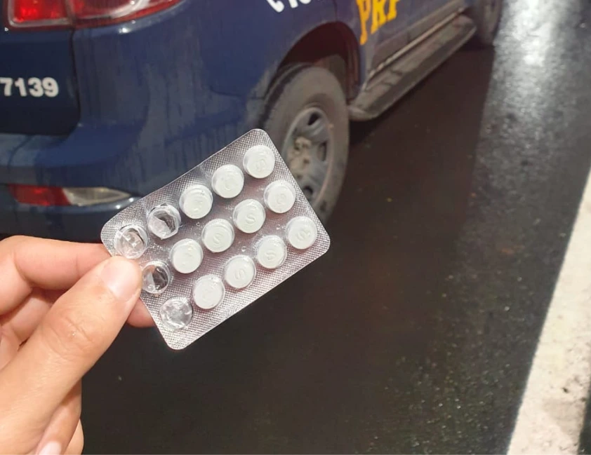 Caminhoneiro descumpriu tempo obrigatório de descanso e foi flagrado com anfetaminas e maconha durante fiscalização da PRF.