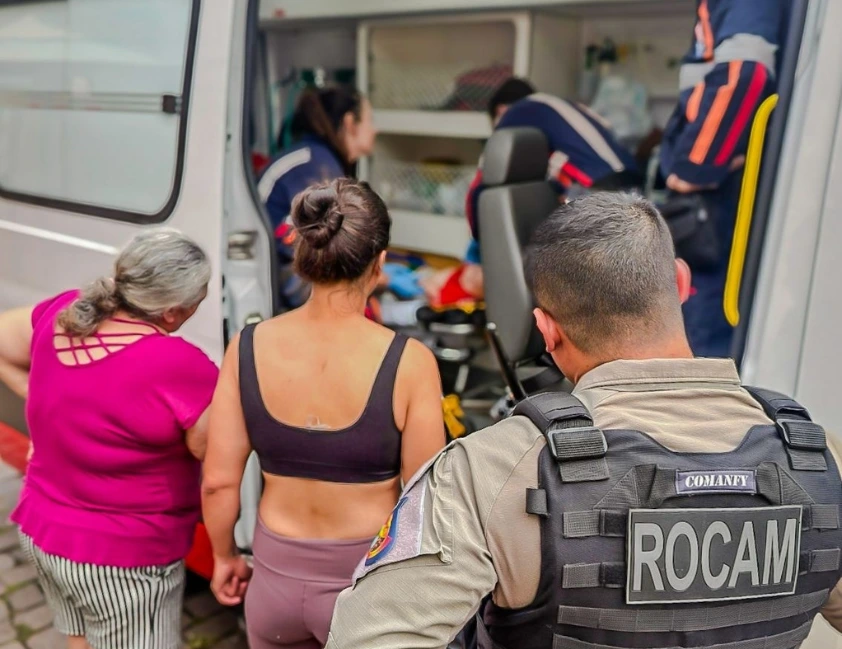 Policiais salvam bebê de engasgo com leite após manobra de emergência