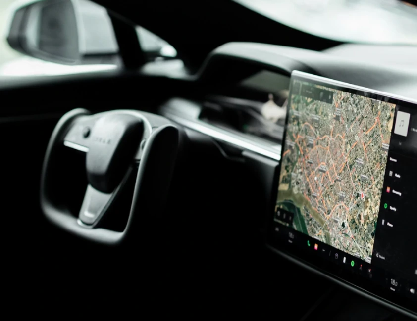 China propõe novas regras que obrigam montadoras a reinstalar botões físicos para funções essenciais nos carros a partir de 2027. Medida mira redução de distrações.