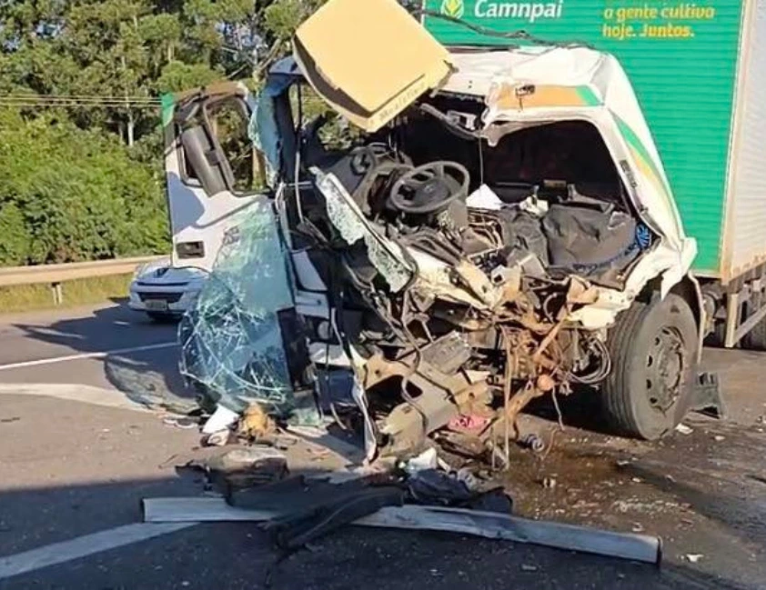 Colisão frontal entre dois caminhões na BR 470 fere motorista próximo ao Posto do Avião