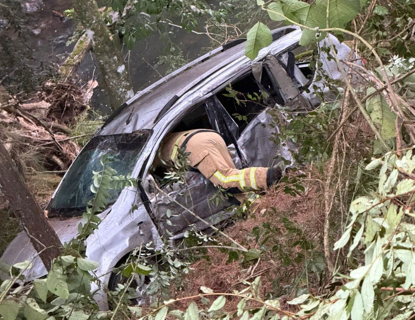 Acidente na RS-453 deixa motorista ferido após carro cair em barranco em Bento