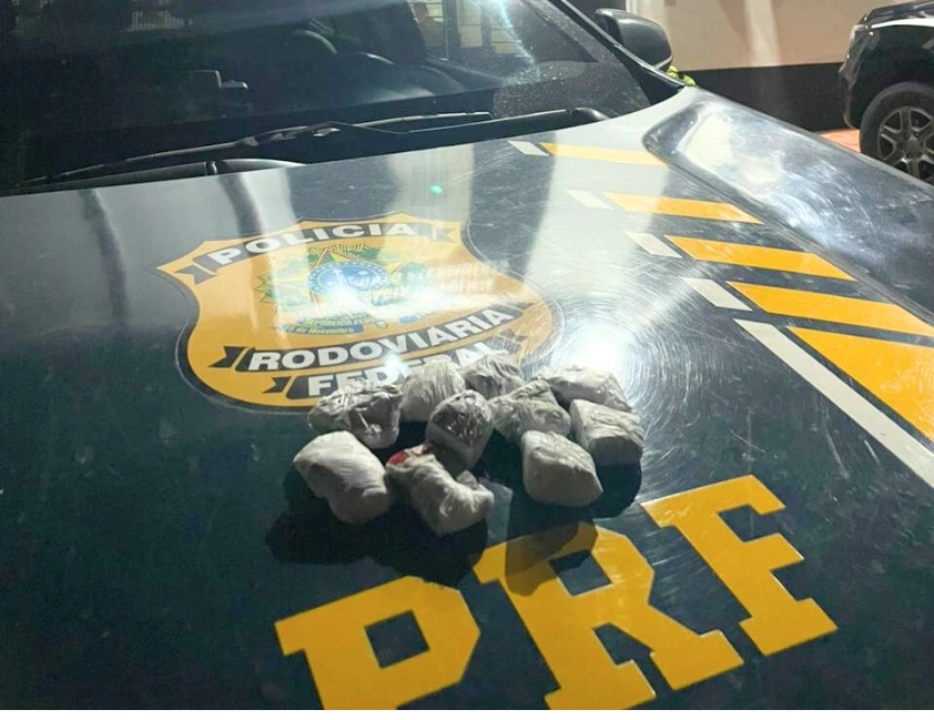 PRF prende foragido com drogas após abordagem a ônibus em Garibaldi