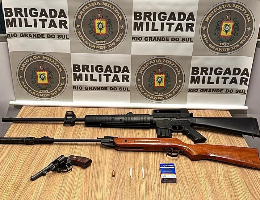 Jovem de 15 anos apreendido com armas e droga em Monte Belo do Sul