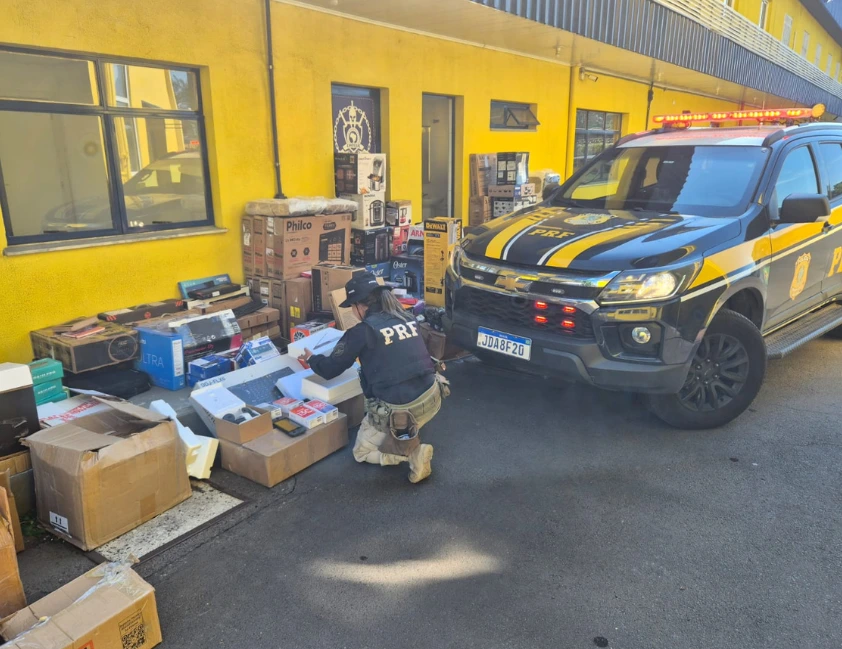 PRF apreende carga desviada de centro de distribuição dos Correios