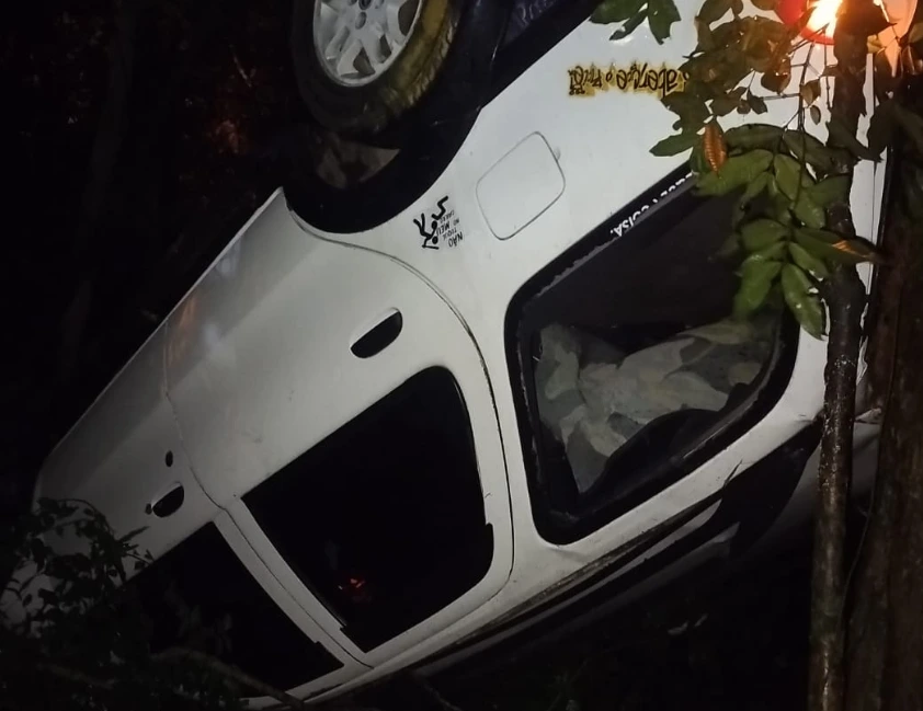 Motorista perde controle, capota veículo e é resgatado no bairro Fenavinho