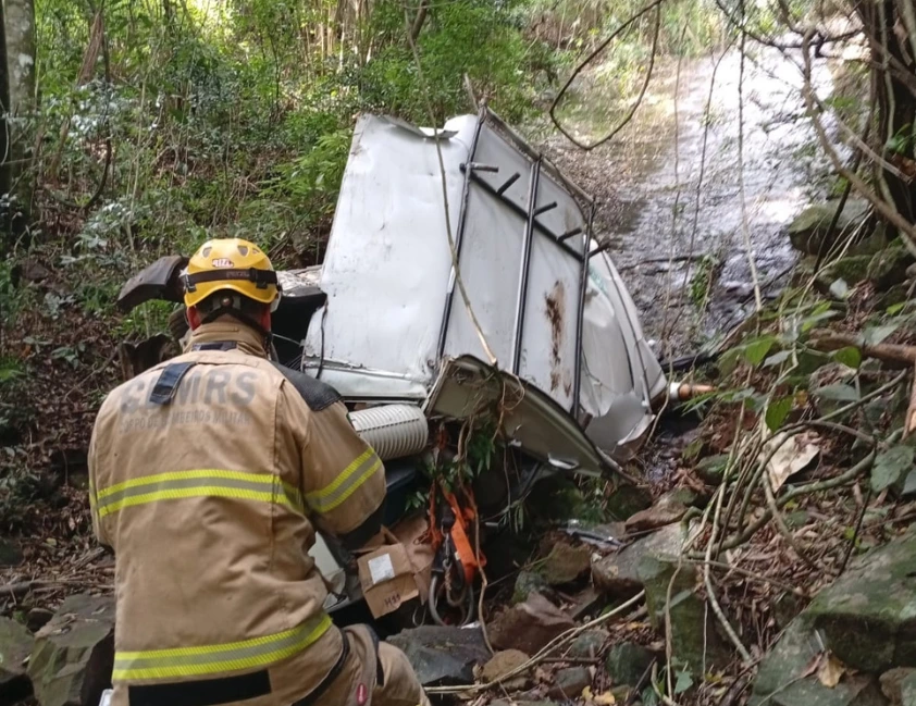 Veículo cai em ribanceira no bairro São João em Bento Gonçalves