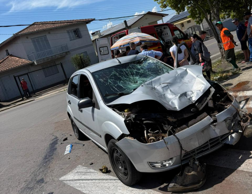 Colisão frontal entre carro e moto deixa jovem ferido em Bento