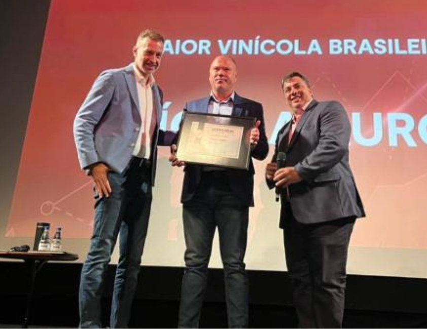 Rodrigo Valerio, diretor de Marketing e Vendas da Vinícola Aurora, recebeu o reconhecimento de Christian Burgos, CEO e publisher da Adega, e Felipe Galtaroça, CEO da Ideal BI