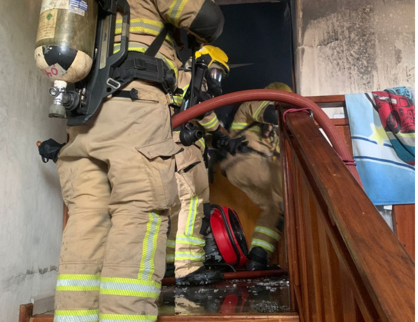 Bombeiros controlam incêndio em residência no bairro Vila Nova em Bento Gonçalves