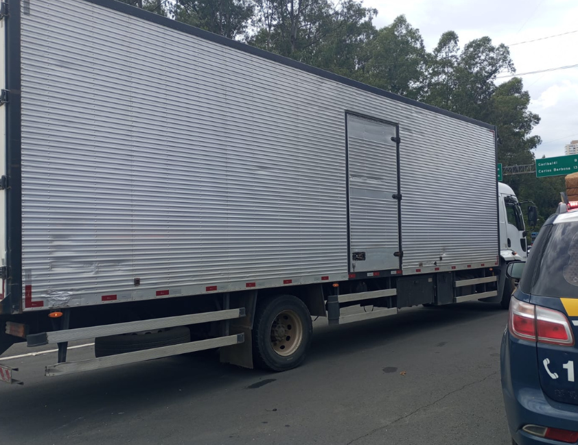 PRF retém em Bento caminhão com mais de 300 multas vencidas