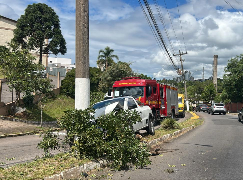 Acidente com carro contra poste deixa dois feridos em Bento
