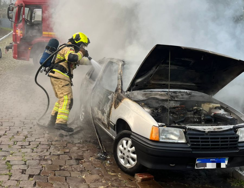Motorista salva crianças antes de carro em chamas no Cembranel