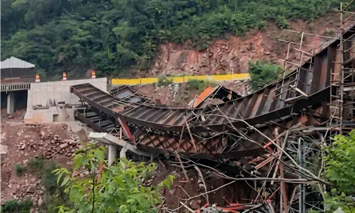 Estrutura metálica de viaduto desaba na BR-470, na Serra das Antas